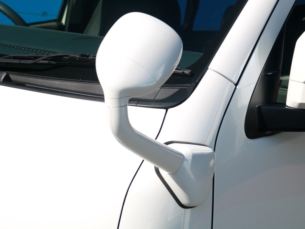 ガッツミラー（コーナーミラー）も同色塗装済み！　カラーリングに統一感があります。