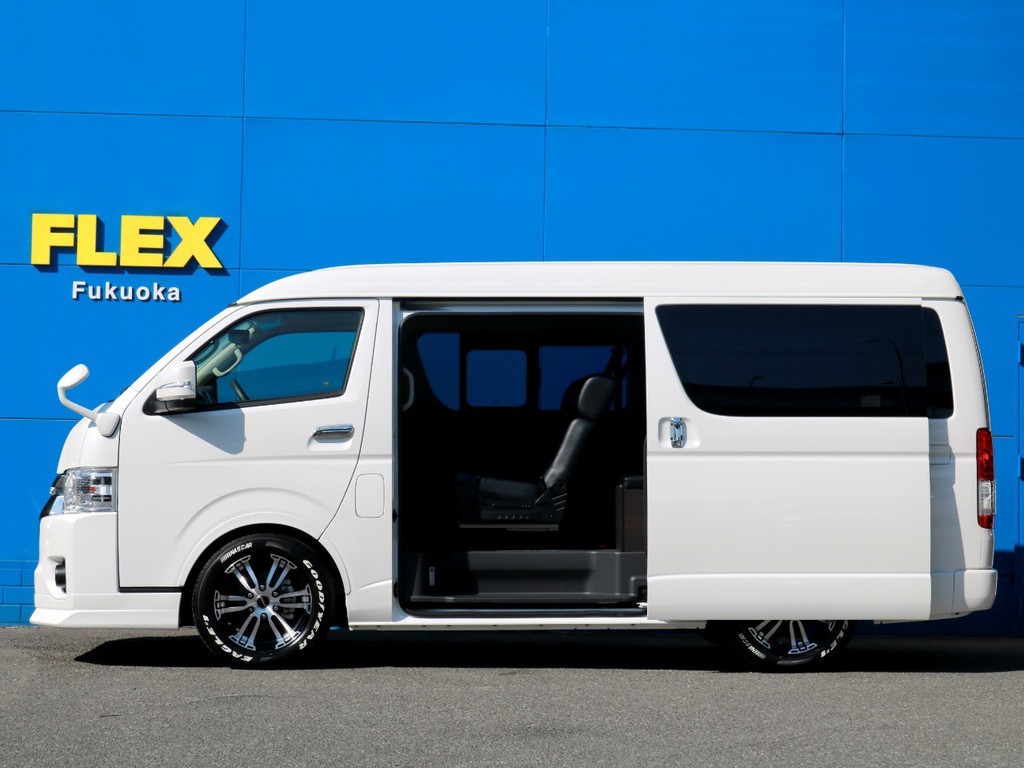 メーカーオプションのパワースライドドアも完備！　パワースライドドアの開閉は運転席操作部からも可能です。