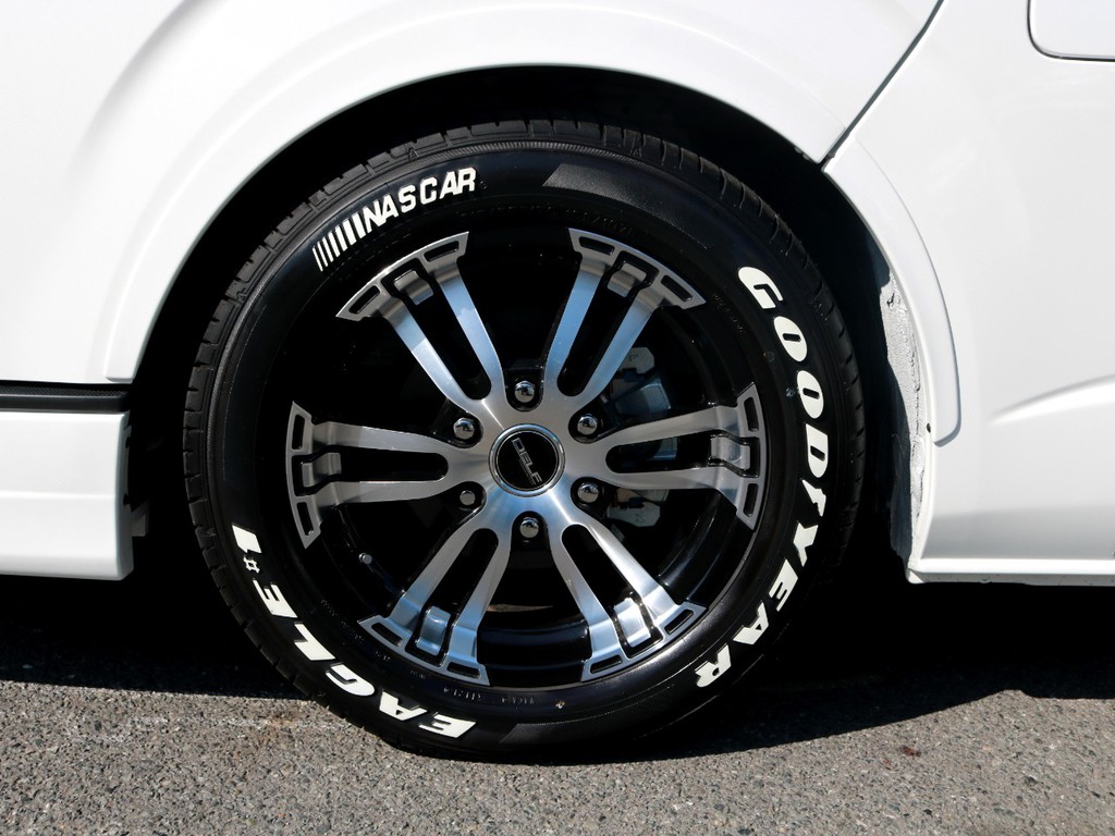 足回りにはDelf02　17インチAWを装着済み！　タイヤはナスカーホワイトレタータイヤを合わせています。