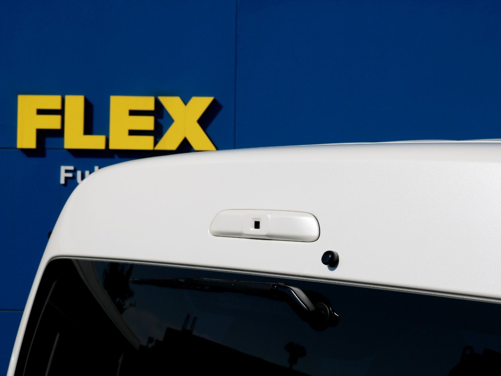 6型から追加されたメーカーオプションのデジタルインナーミラー、パノラミックビューモニター、インテリジェントクリアランスソナーを完備！　写真はデジタルインナーミラーに後方の映像を送るカメラです。