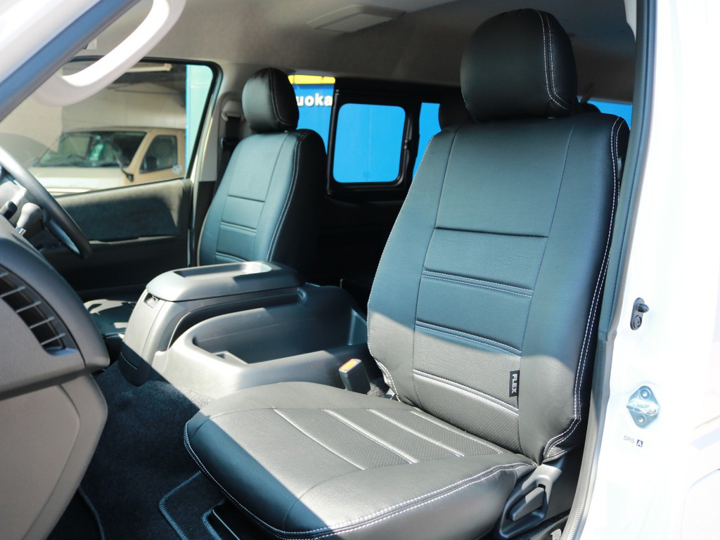全席にFLEXレザー調シートカバーを装着済み！　車内の高級感を演出すると共に純正シートの保護効果も期待出来ます！