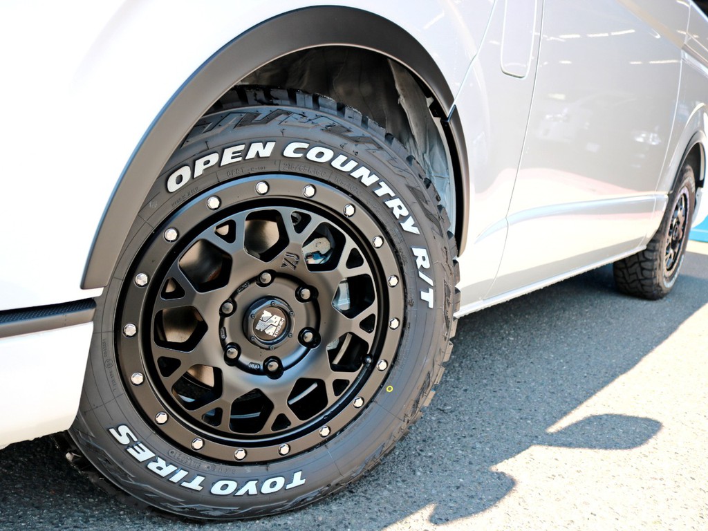 足回りにはエクストリームJ　16インチAWを装着！　タイヤはオフロード対応のオープンカントリータイヤを合わせています！