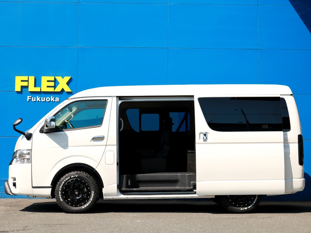メーカーオプションのパワースライドドアを完備！　スライドドアの開閉は運転席操作部からも可能です！