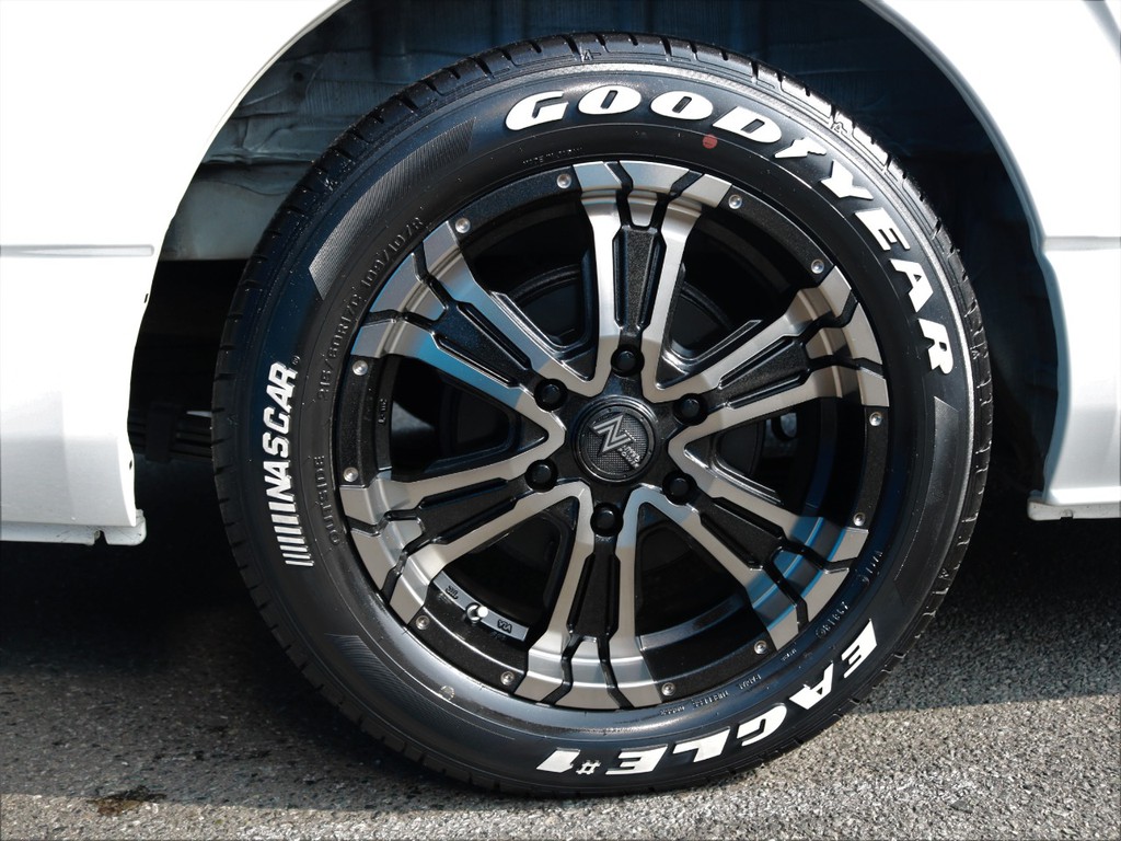足回りにはナイトロパワー 17inchAWとグッドイヤーナスカータイヤを装着済み！