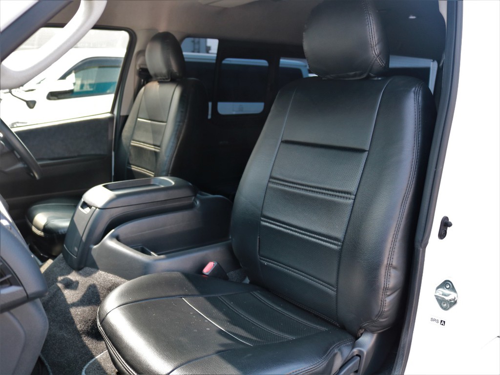 FLEXオリジナルレザー調シートカバーを装着済み！　車内に統一感を与えると共に、純正シートの保護効果も期待出来ます。