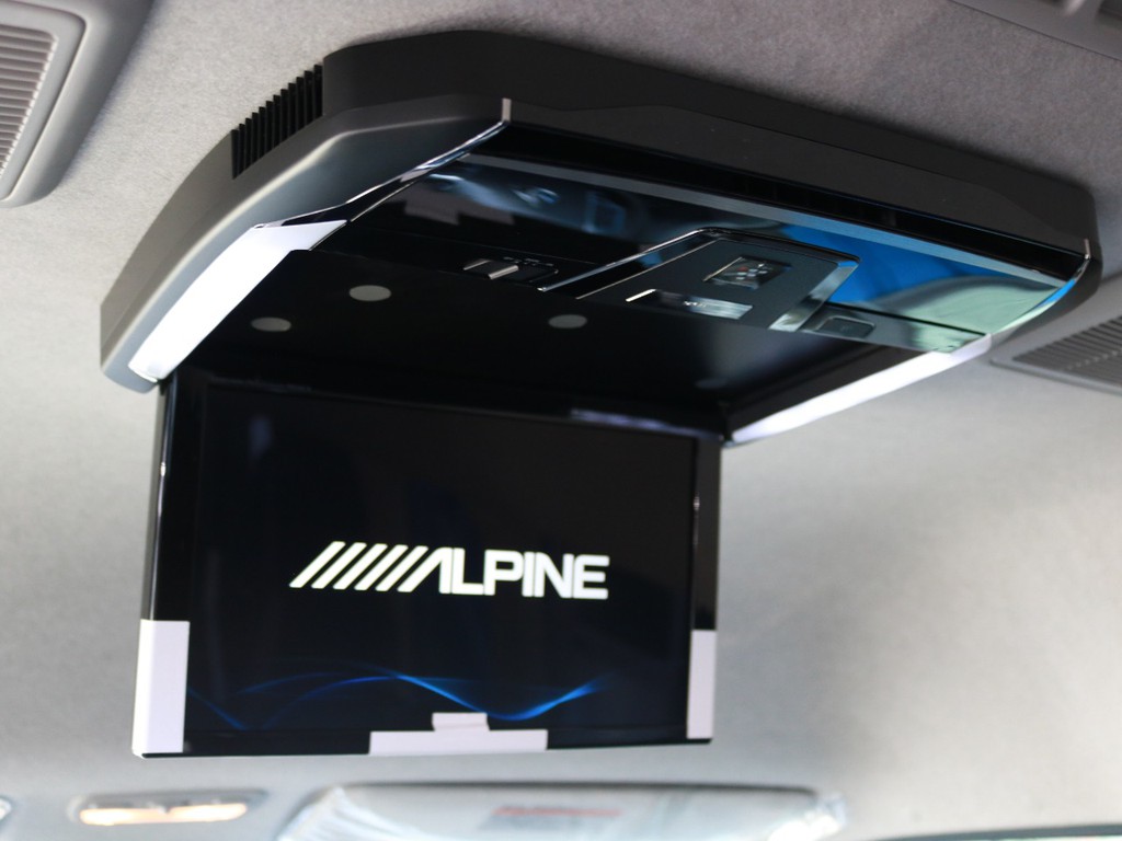 アルパイン１２．８型フリップダウンモニターを搭載！後席のゲストも走行中の映像をお楽しみいただけます！