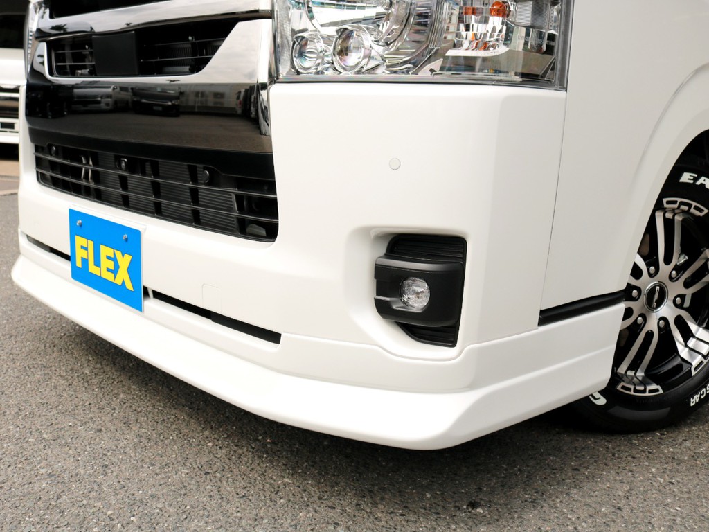 改良後モデルからフォグランプがLED化されて小型になりました！　FLEXオリジナルデルフィーノラインフロントリップを装着していますが、改良後モデルにもぴったりと対応しています！