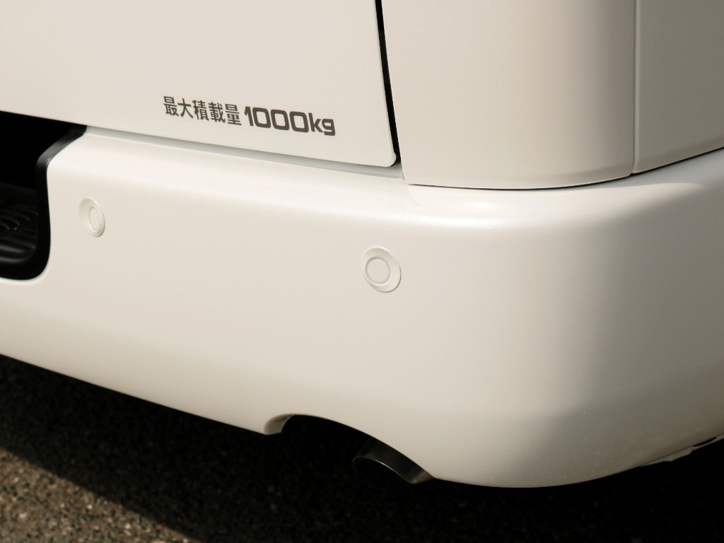 新型改良後モデルからインテリジェントクリアランスソナーが標準装備になりました！　駐停車する際に周囲の障害物や人の存在を音や表示で教えてくれる他、アクセルの踏み間違いにまで寄与する優れものです！