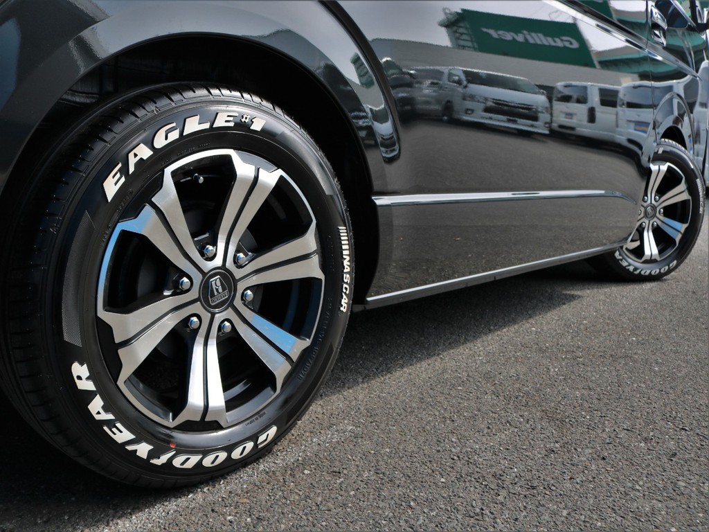 足回りには、バルベロ アーバングランデ １7インチAW・グッドイヤーナスカータイヤを装着！