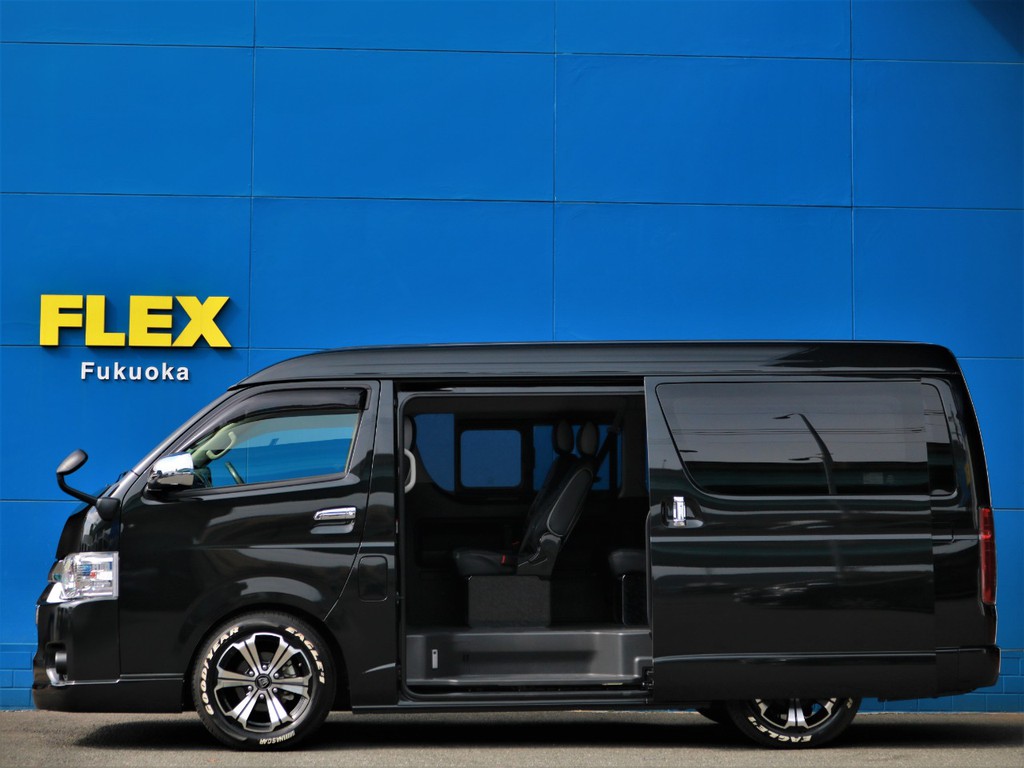 メーカーオプションのパワースライドドアを完備！　乗り降りが大変楽になります。パワースライドドアは運転席からも操作することが可能です。