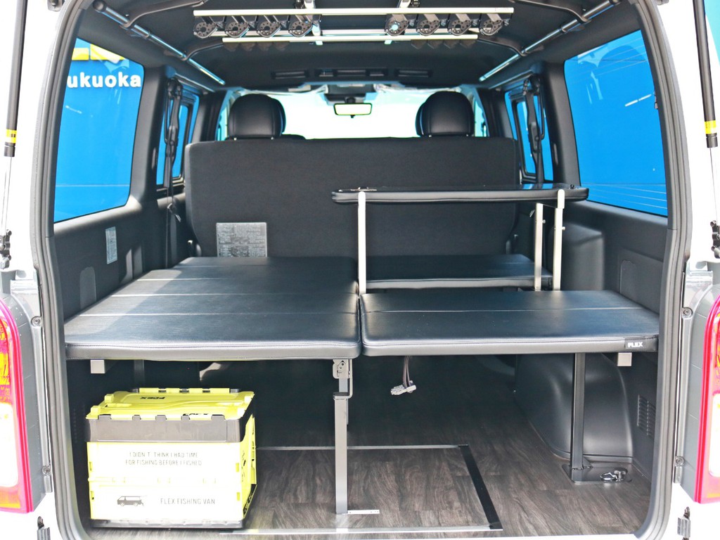 こちらがフィッシングバンの荷室スペースです！　本気で釣りをする人の為の装備が沢山用意されています！