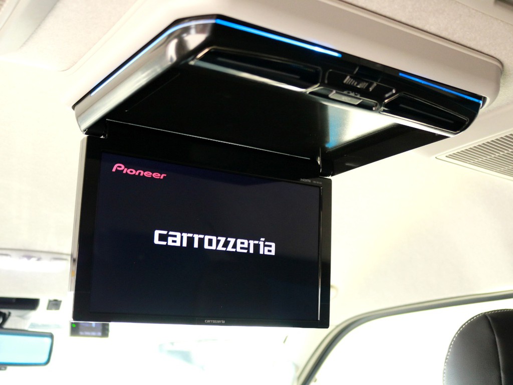 カロッツェリア11.6インチフリップダウン後席モニターを完備！　TVやDVDやミラーリングされたスマートフォンの映像を映すことが可能です。