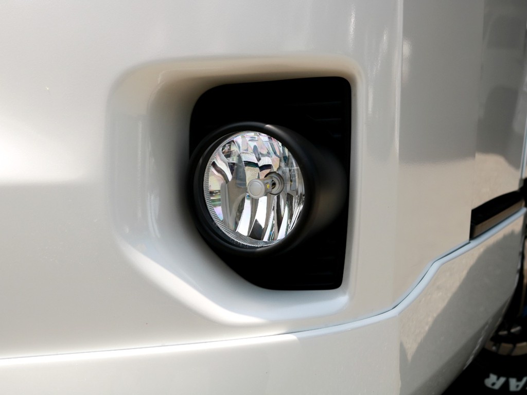 LEDフォグバルブを装着済み！　純正でカバーできていないフロントポジション球、リアナンバー灯、ルームランプもLED化されています！