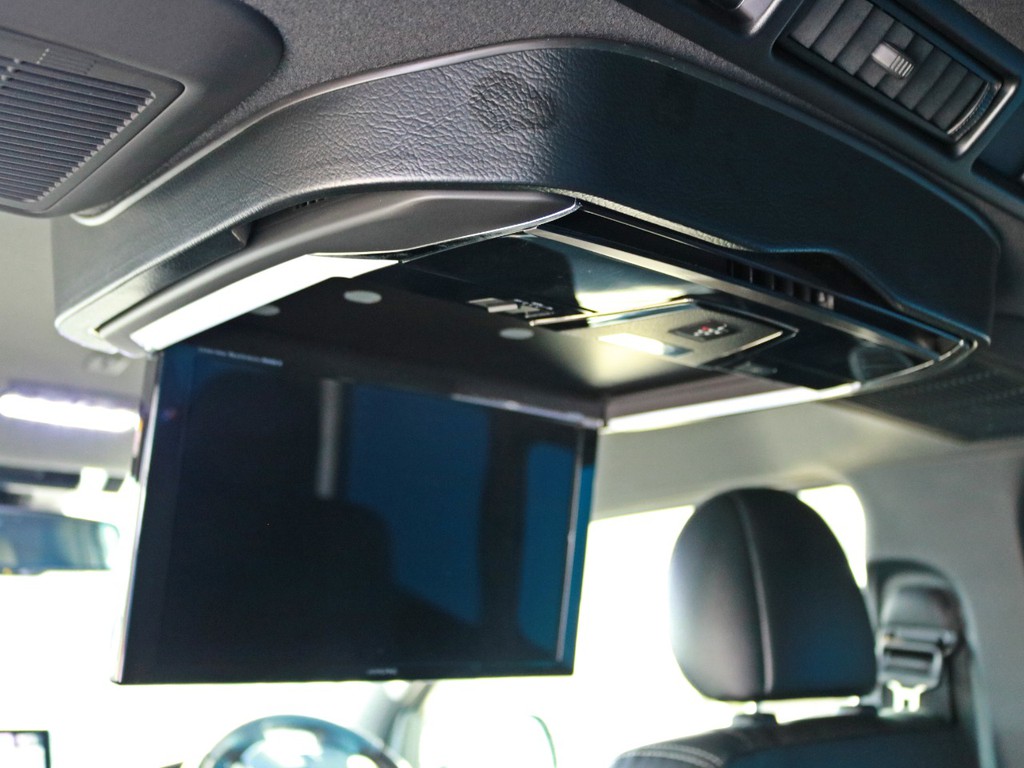 アルパイン12.8型フリップダウン後席モニターを完備！　ダブルゾーンなので前席ではナビを、後席はTVやDVDを楽しむことも可能です！