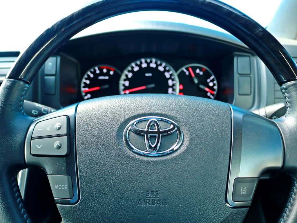 ステアリングリモコンも標準装備！　ダークプライムⅡ特別仕様車なので様々なメーカーオプション、特別仕様が施されています。