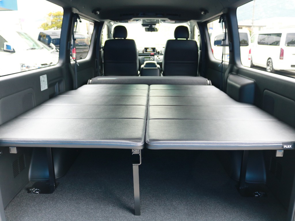 荷室にはFLEXフリップアップベッドを設置しています！　荷室スペースを荷物置き場としても車中泊スペースとしても活用されたい方におすすめです！