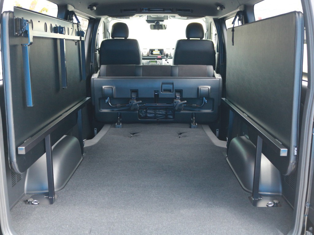ベッドを両方とも跳ね上げ収納した状態です。広々としたハイエースバンの荷室スペースをフル活用できちゃいます。ベッド跳ね上げ中は窓の目隠しにもなります。