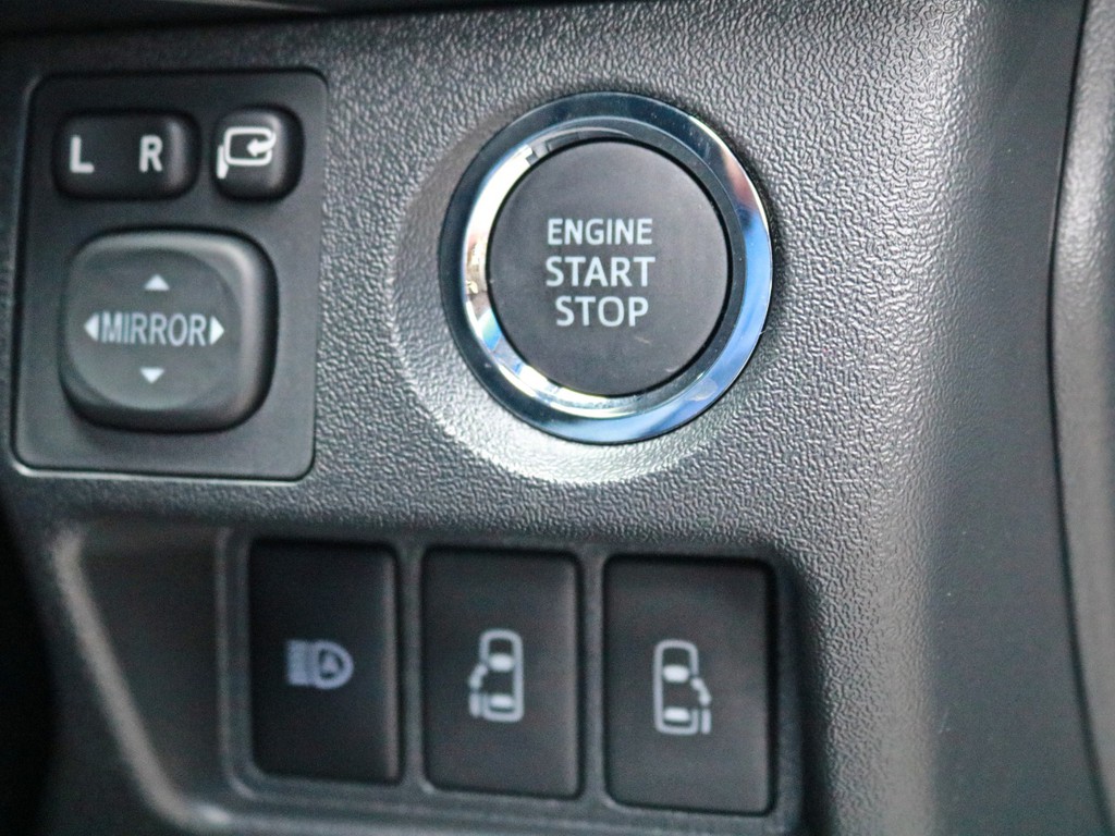 両側パワースライドドアの開閉はこちらの運転席操作部からも可能です。
