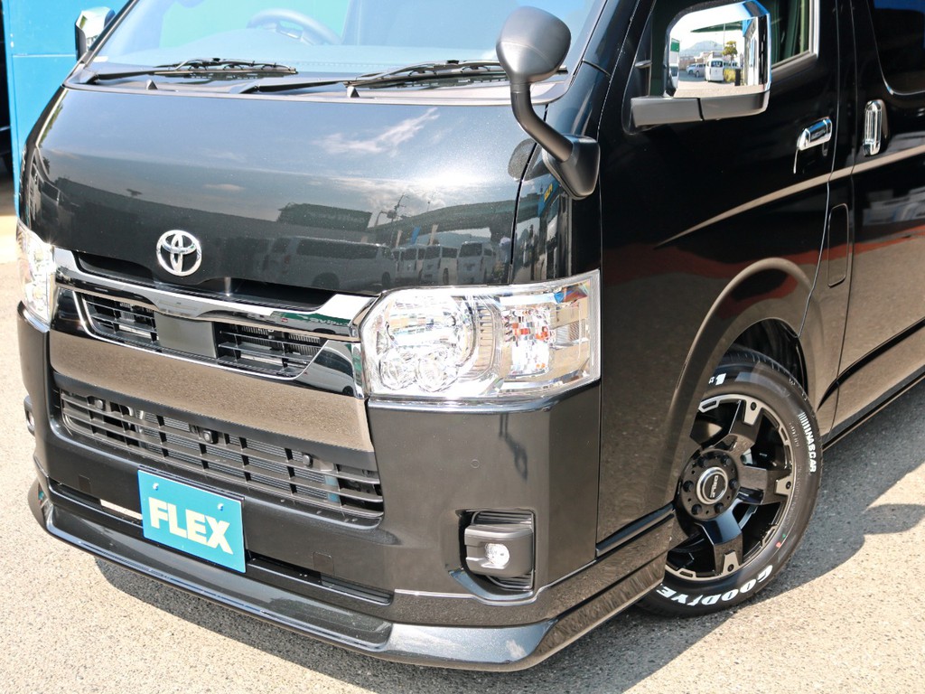 FLEXオリジナルデルフィーノラインフロントリップを装着！　最新型のフォグランプにもしっかり対応した人気のエアロです！　フェイス回りが引き締まって見えます。