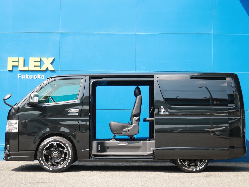 メーカーオプションの両側パワースライドドアを完備！　スライドドアの開閉は運転席からも可能なので、人の乗り降りや荷物の積み下ろしが楽にできちゃいます♪