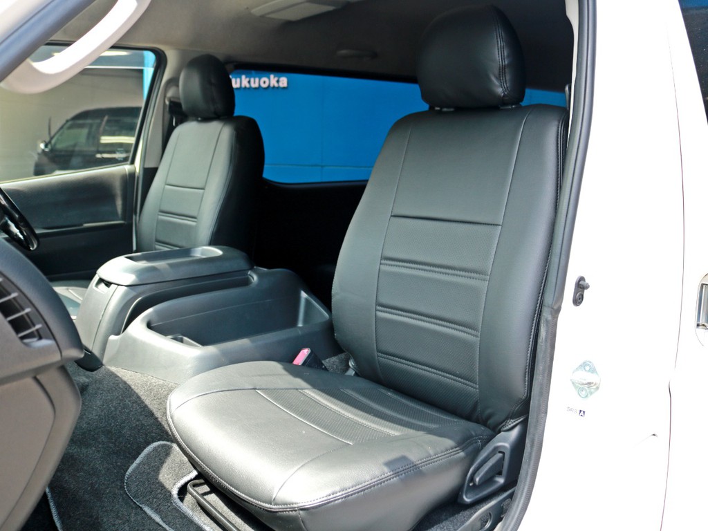 FLEXオリジナルレザー調シートカバーを装着済み！　車内に高級感を与えると共に、純正シートの保護効果も期待出来ます。