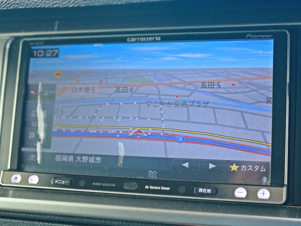 カロッツェリアSDフルセグナビを搭載！　バックカメラの映像はこちらのナビモニターに描写されます。