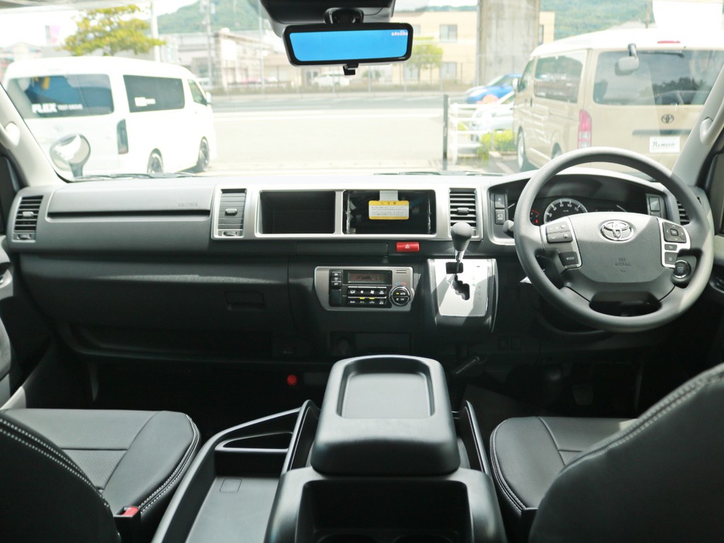 電装系にはSDフルセグナビを装着し、後席に座るゲストを退屈させないようにフリップダウン後席モニターも完備！勿論、ハイウェイドライブの必需品ETCも完備しています！（写真はナビ装着前です）