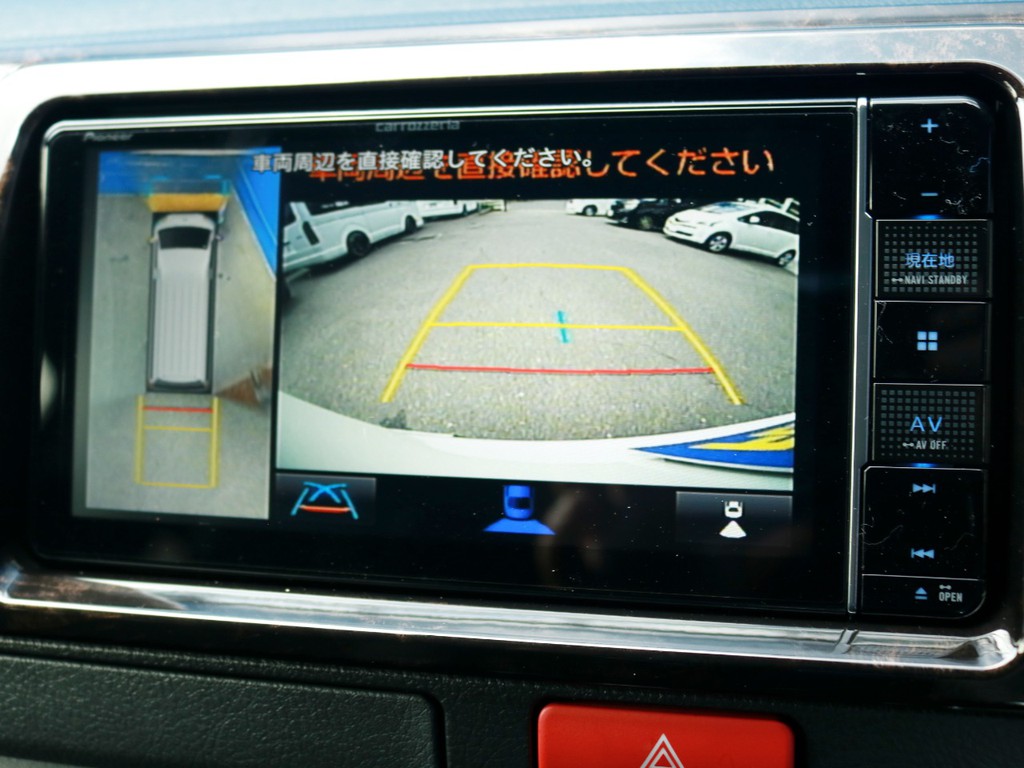 バックカメラやパノラミックビューモニターの映像はナビモニターに出力されます。