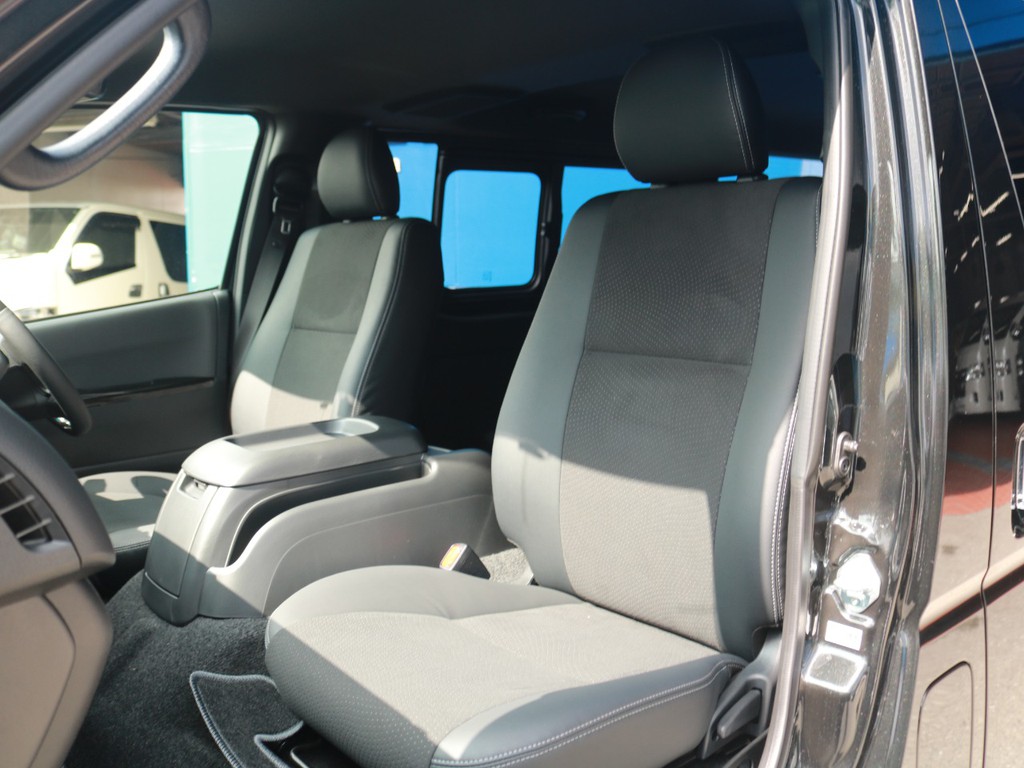 ダークプライムⅡ特別仕様車なので専用のハーフレザーシートが設置されています！