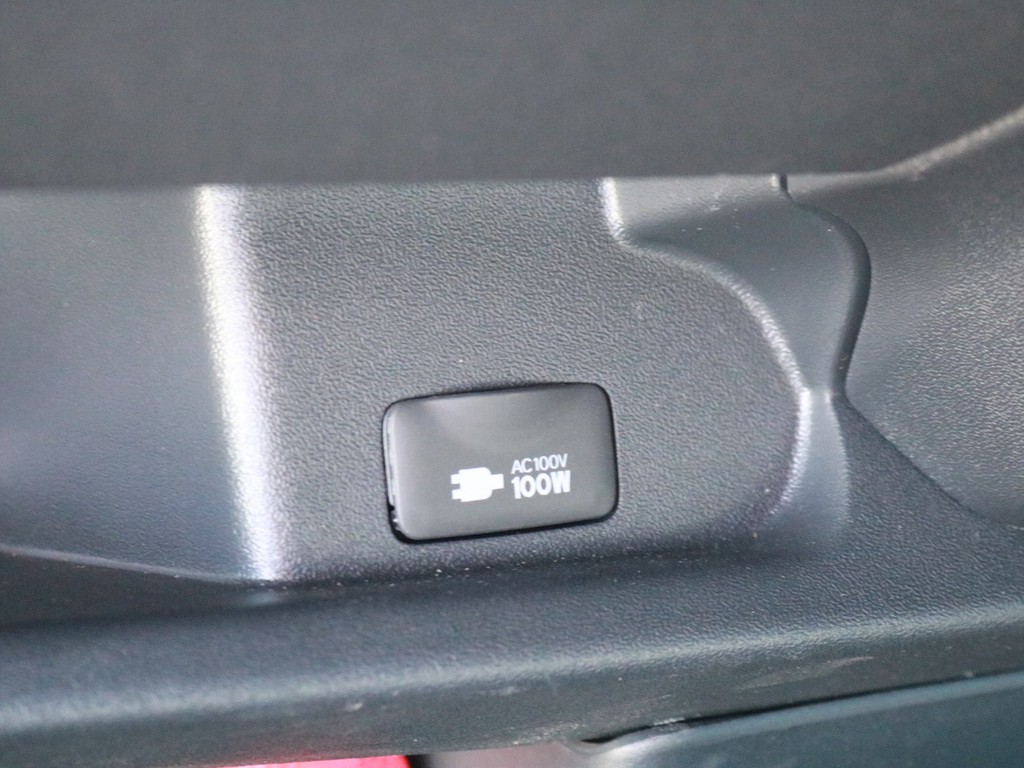 あると便利なAC100V電源も完備！　携帯電話などモバイル端末の充電にご活用頂けます。