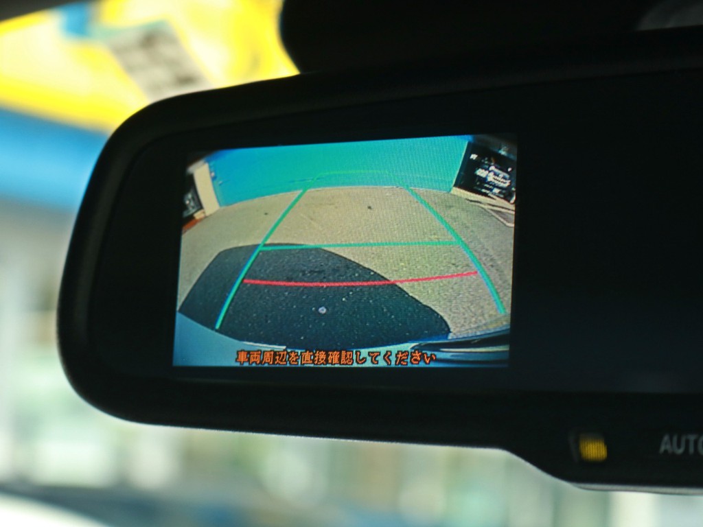 メーカーオプションのバックカメラ付き自動防眩ミラーが設置されています！　バックカメラの映像はルームミラーに描写されます。