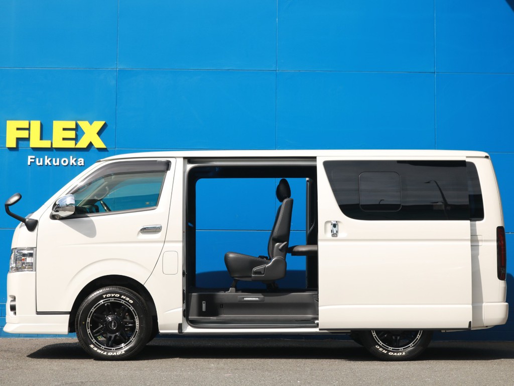 本車両は２WDですが寒冷地仕様なのでスライドドアの下に、凍結でスライドドアが開かなくなるトラブルを防止するアウトサイドモールディングが設置されています。