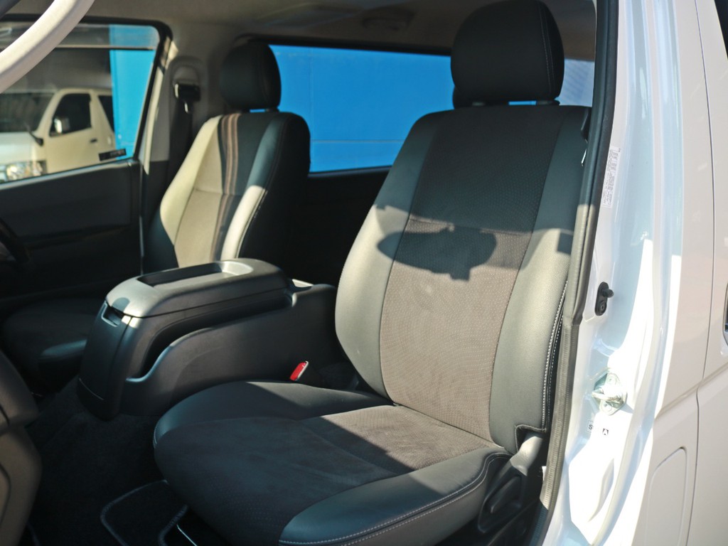 ダークプライム特別仕様車なので専用のハーフレザーシートが設置されています。追加シートカバーの装着も歓迎です！