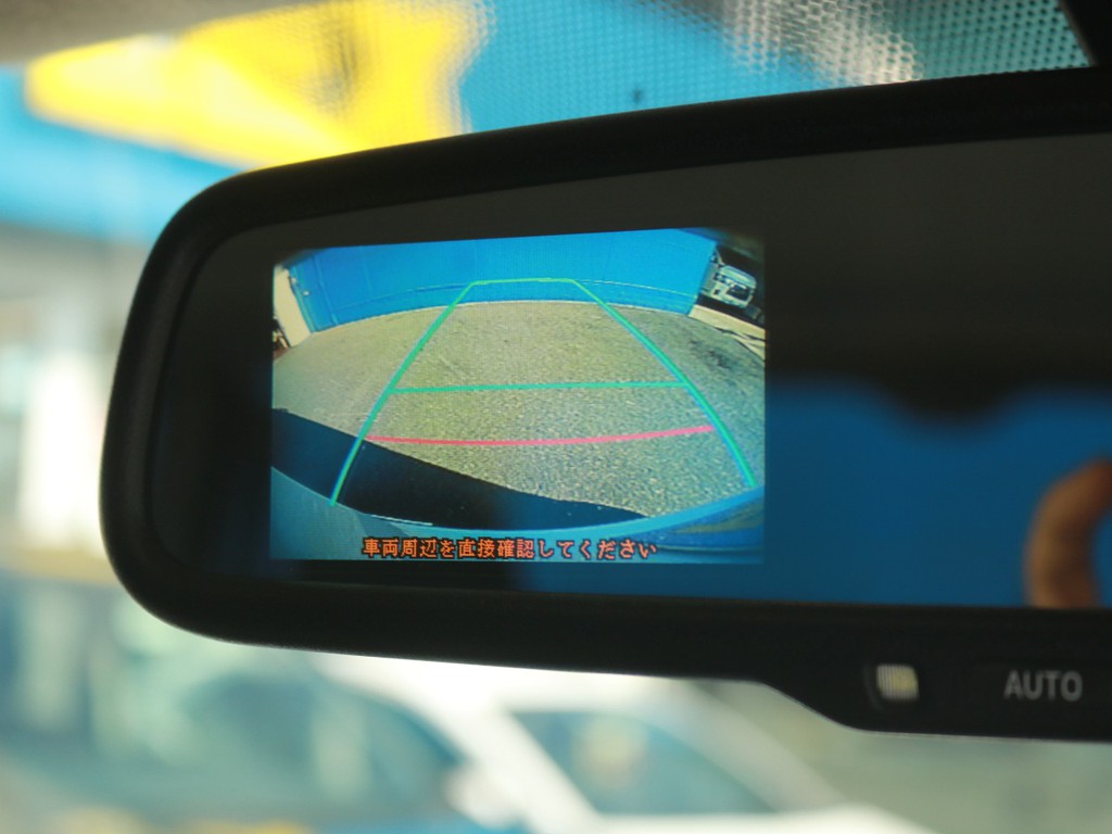 メーカーオプションのバックカメラ付き自動防眩ミラーを搭載！　バックカメラの映像はこちらのルームミラー左側に表示されます。