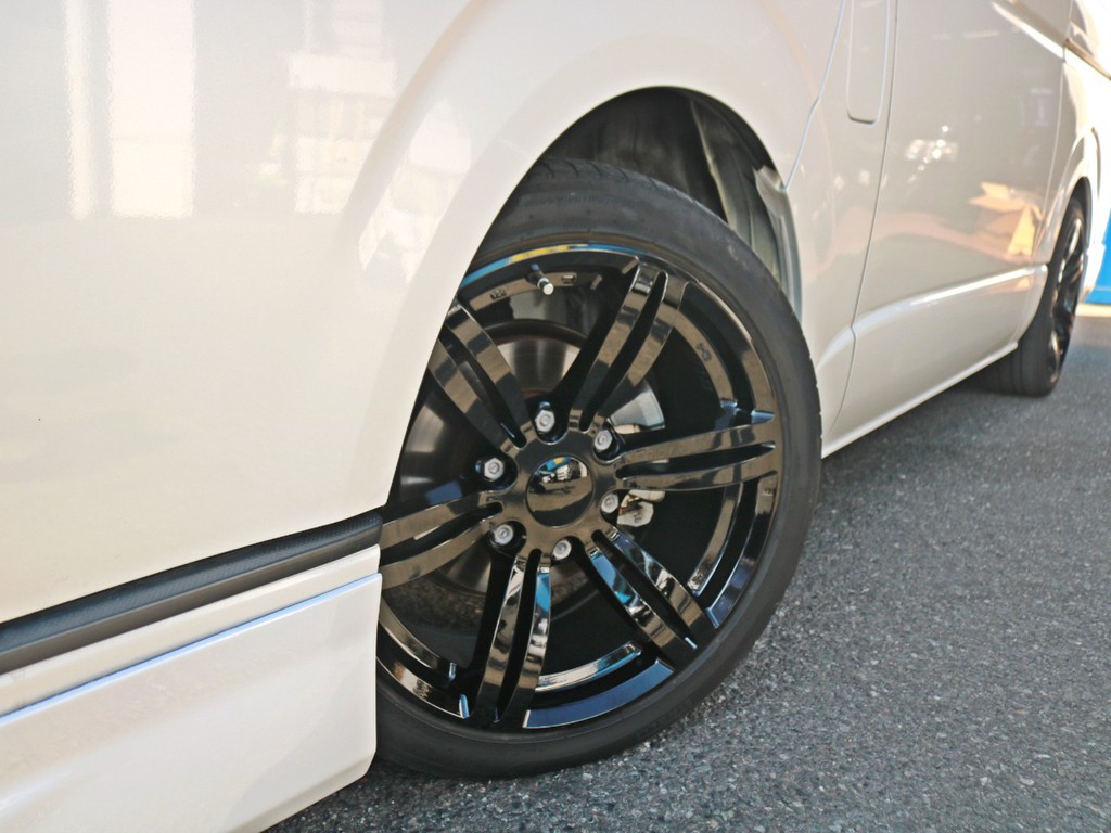 人気の415コブラバッドラッカーブラック18インチホイールを装着！　2.5インチローダウンした足回りにフィットしています！
