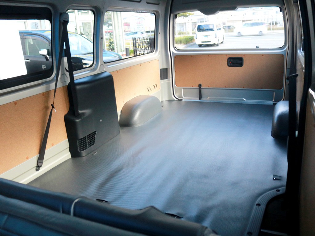 荷室の下にはラバータイプの純正マットが設置された状態になっています。水拭き手入れが可能です。
