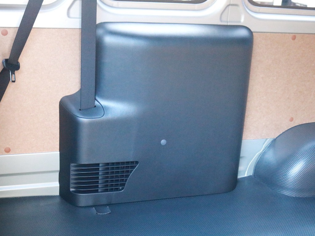 メーカーオプションのリアヒーターも完備しています！　荷室スペースに温かい空気を送ってくれます♪