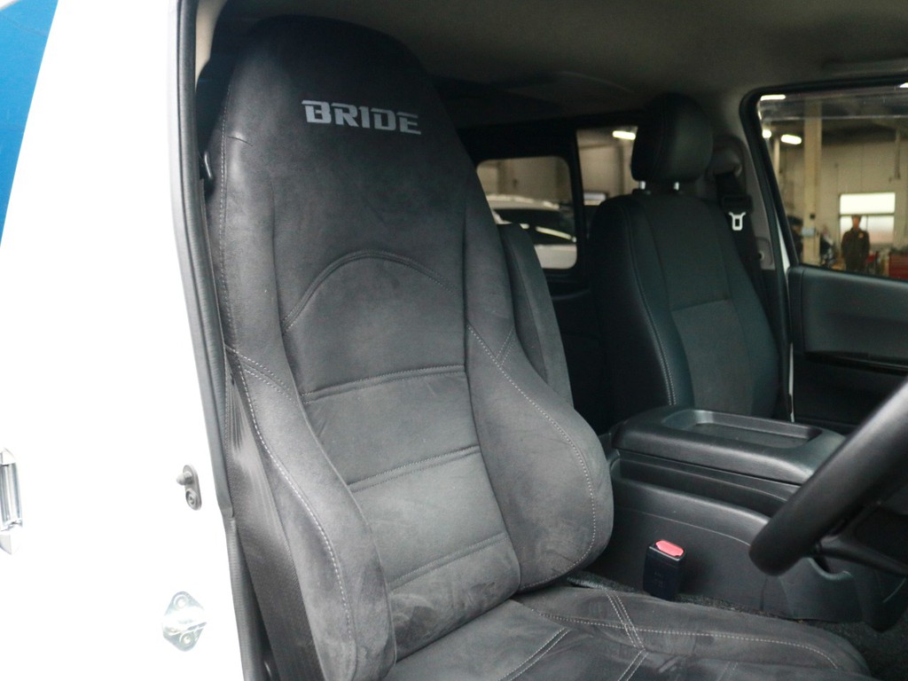 運転席はホールド性の高いBRIDシートに変更されています！　純正のハーフレザーシートへの変更も可能です。