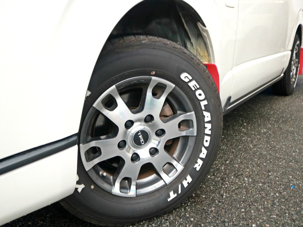 TRD15インチアルミを装着！　タイヤはジオランダーホワイトレタータイヤを合わせてあります。