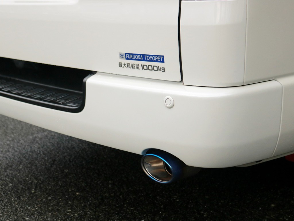 純正ヒートルージュカラーのマフラーカッターを装着済み！　バンパーについているのは純正のコーナーセンサーです！