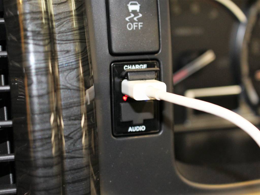 ＵＳＢポートを運転席側にインストール！これでスマートフォンの充電も音楽もバッチリ！