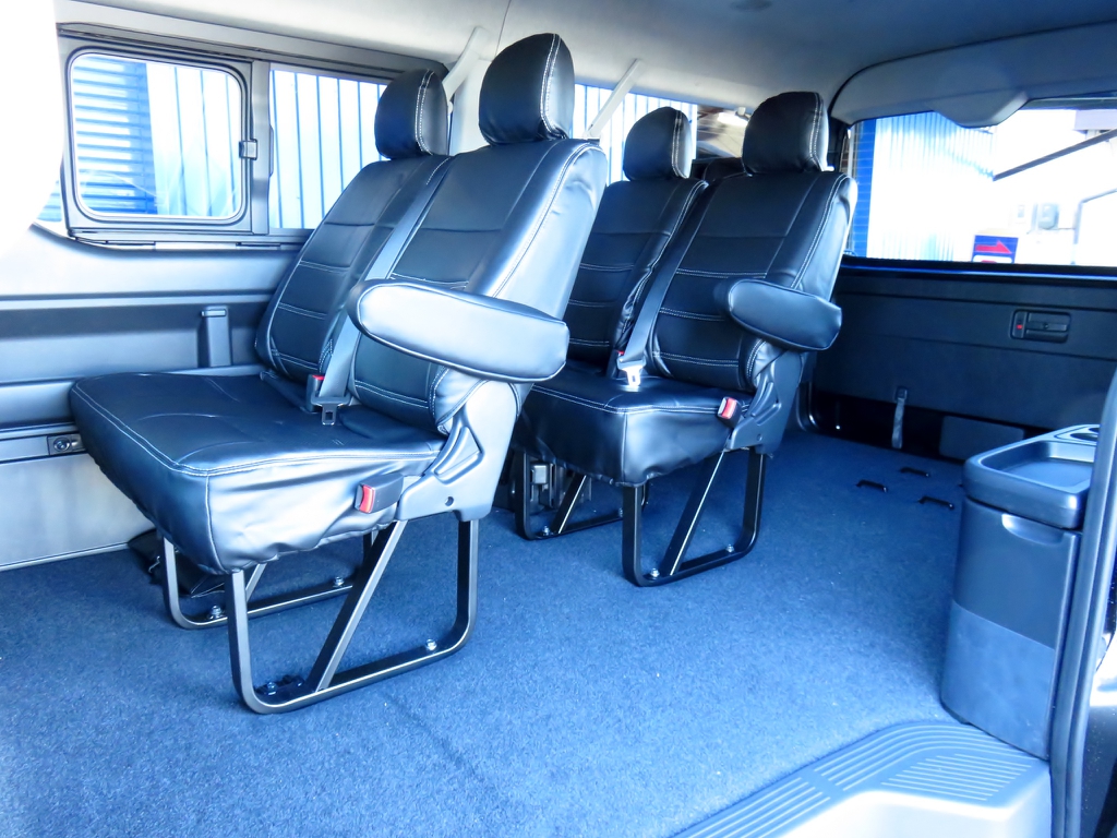 ６人乗車でも荷室を広く使えるのでキャンプ・海・川どこへでも行きたくなる車です！！