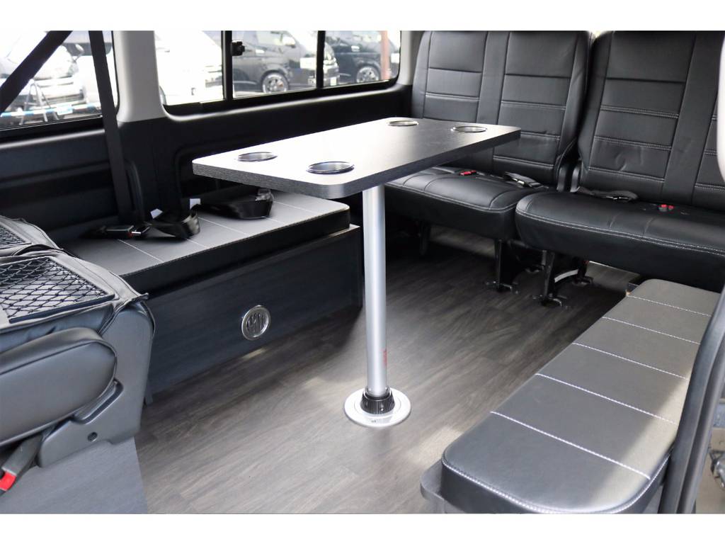 センターテーブルは取り外し可能です！！　ドライブ先でも車内でゆっくりしていただけます！！