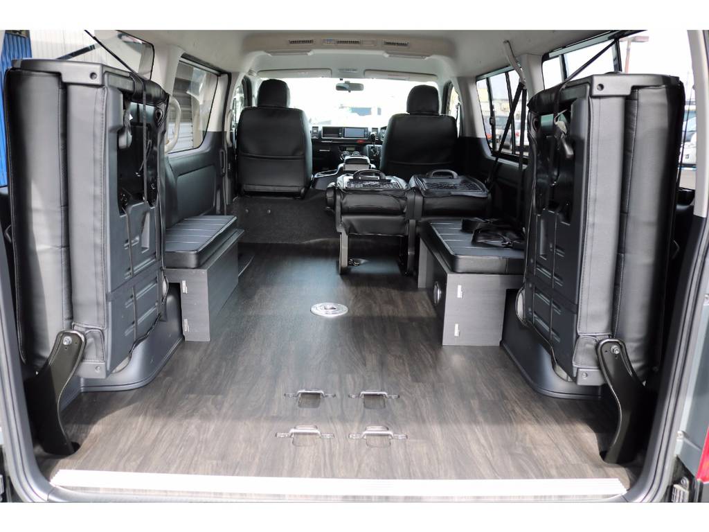 ４列目純正シートを跳ね上げれば広い荷室としてもご利用いただけます！！フローリング施工ですのでお掃除も楽々です♪
