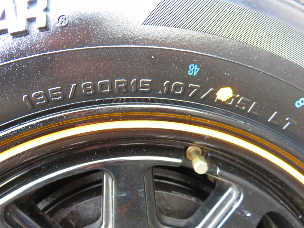 １９５/８０Ｒ１５　バン規格適合品なので車検もこのままＯＫです♪