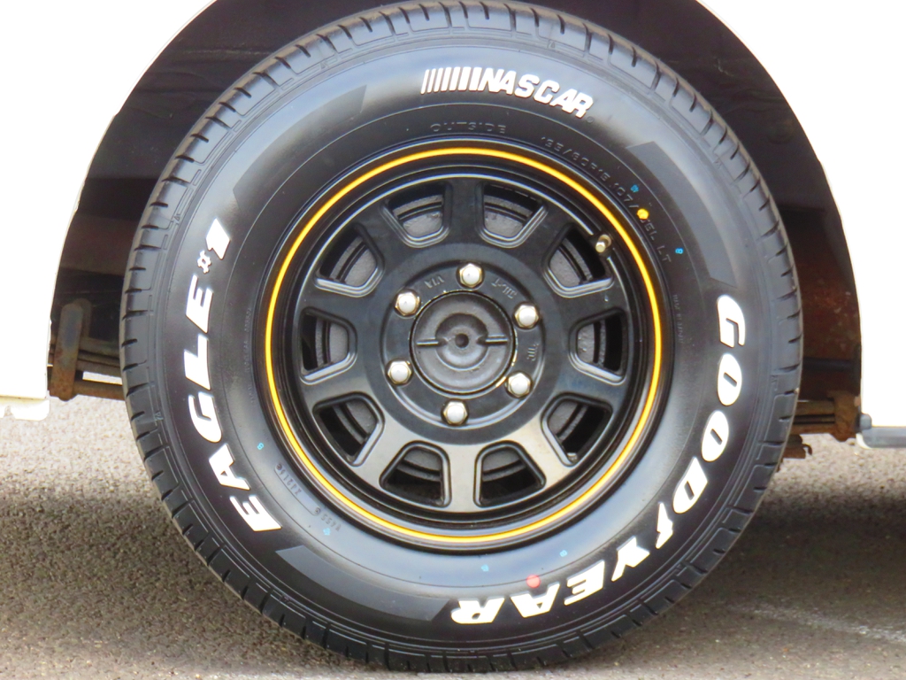 ＫＯＭＡ１５インチアルミに新品１５インチナスカータイヤ装着！
