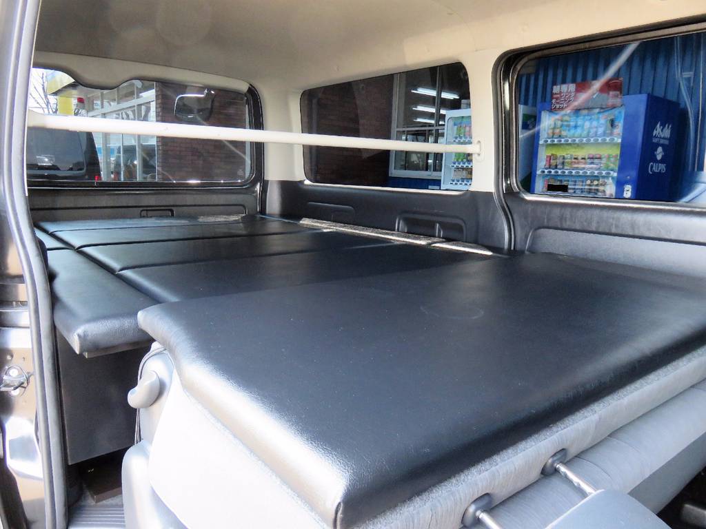 セカンドシート背面にシートバックマット付き！快適な車内泊間違いなし！　その他、車内泊グッズもご案内可能ですのでご相談くださいませ♪