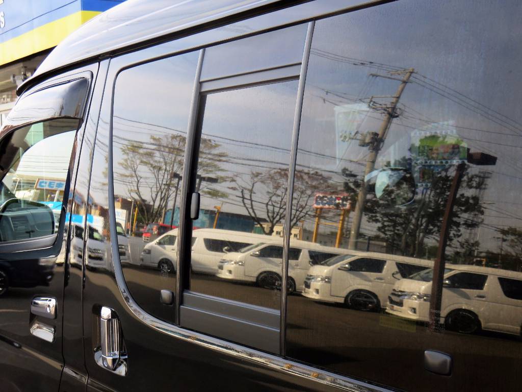両側スライド式ガラス♪車内泊などの際に重宝しますね♪