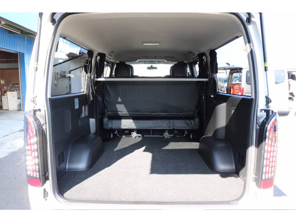 ４ナンバーならではの広い荷室は使い勝手抜群です！使い方はお客様次第！ご相談下さいませ！！