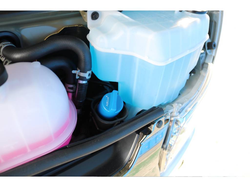 ハイエースの新型クリーンディーゼル車は約５０００ｋｍ毎に約５リッターのＡｄＢｌｕｅ（尿素水）の補充が必要です、ボンネット内のこちらから補充して下さい